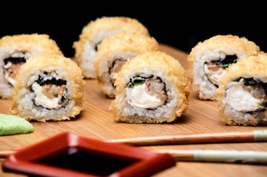 Sıcak tempura karides ile rulo