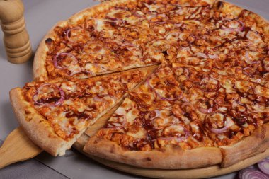ev yapımı Barbekü tavuk pizza.