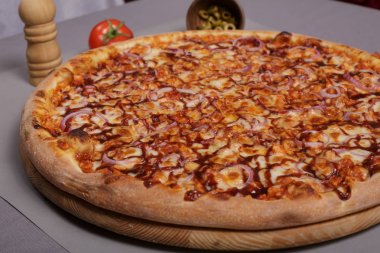 ev yapımı Barbekü tavuk pizza.
