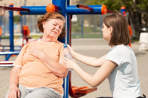 Une femme âgée a eu une crise cardiaque au terrain de jeu . — Photo