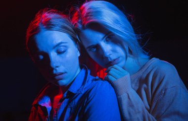 Kulüpte eğlenen iki genç kız. Lezbiyen çiftin renkli portresi.