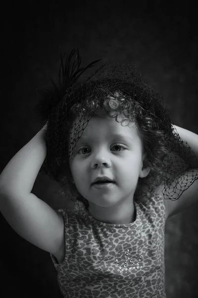 Pequeña pelirroja divertida chica en sombrero negro . — Foto de Stock