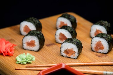 Geleneksel Japon suşisi ve taze somon..