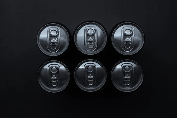 Set of aluminum cans on dark background, top view. — Stock Photo, Image