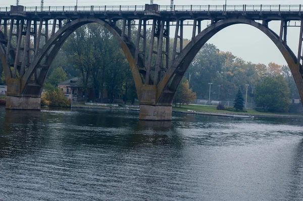 Puente ferroviario en la distancia en la niebla de otoño —  Fotos de Stock