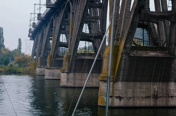 秋霧の中で近くの鉄道橋 — ストック写真