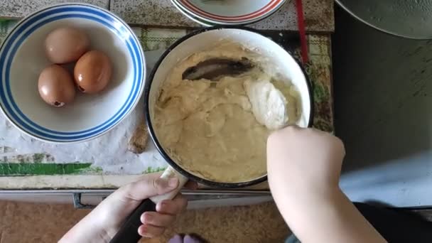 반죽을 반죽하여 피자를 만들었습니다 부엌에서 애들은 피자를 반죽을 망치죠 비디오 — 비디오