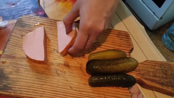 Home Video Sausage Slicing Hostess Cuts Sausage Salad — Stock Video