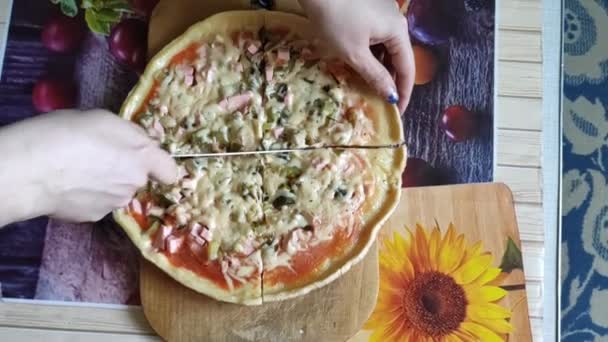 Vrouw Snijdt Pizza Pizza Snijden Met Een Mes Een Snijplank — Stockvideo