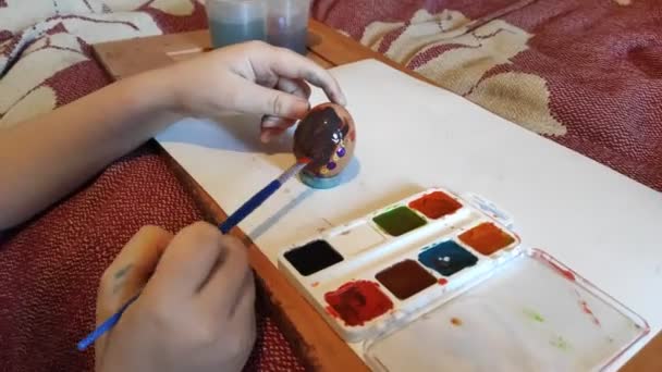 Menina Pinta Ovos Com Aquarelas Para Páscoa Este Passatempo Dela — Vídeo de Stock