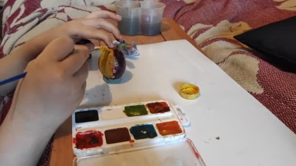 Ragazza Pittura Uovo Pasqua Con Pennello — Video Stock