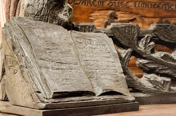 Antik taş kitap heykeli