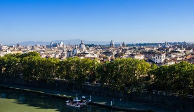 Roma'dan tepenin üzerinde çatı görünümü