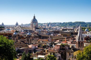 Roma'dan tepenin üzerinde çatı görünümü