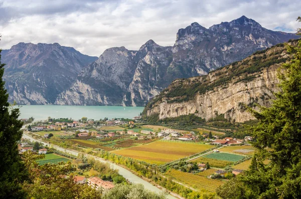 Wieś Górami Pobliżu Jeziora Garda Włoszech Trentino Region Lombardii — Zdjęcie stockowe