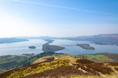 İskoçya 'daki Conic Hill' den görüntü. Göllü güzel dağlar.