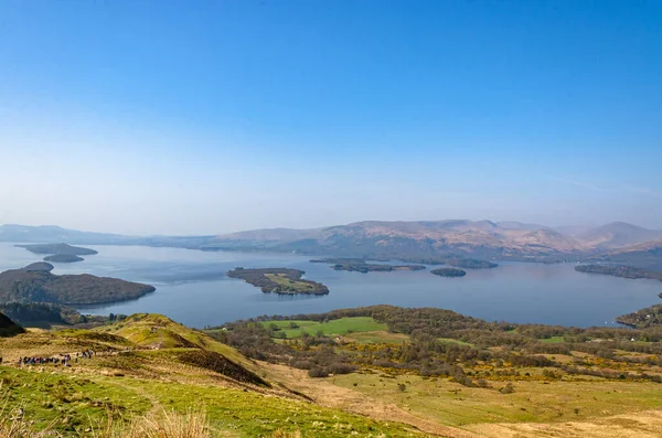 İskoçya 'daki Conic Hill' den görüntü. Göllü güzel dağlar.