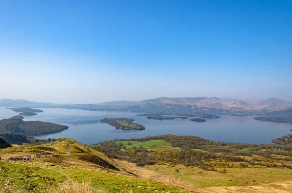 Vista Desde Colina Cónica Escocia Hermosas Montañas Con Lago — Foto de Stock