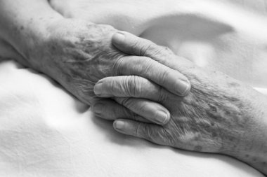 Eski bir kişinin elleri