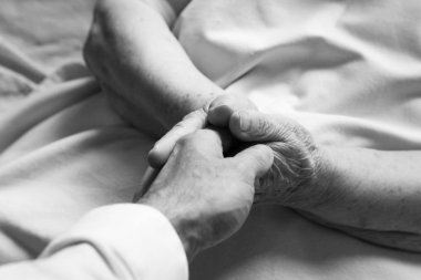 Yaşlı birini elele