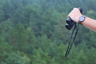 Elinde dürbün ile yakın çekim