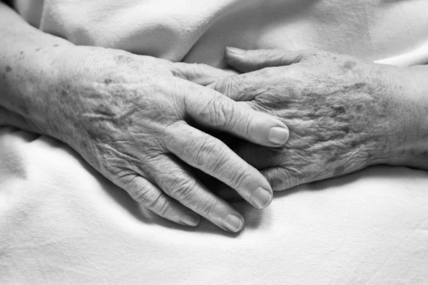 Mãos de uma pessoa velha — Fotografia de Stock