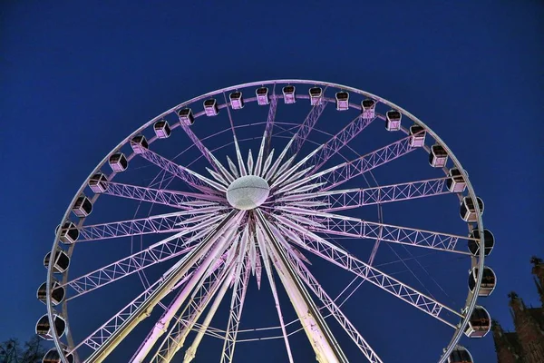 Rueda de la fortuna en Gdansk por la noche — Foto de Stock