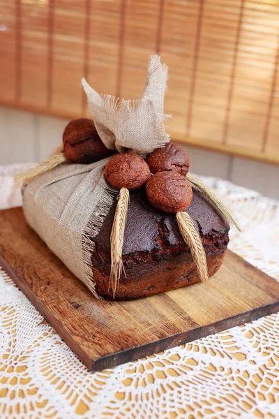 Bruin brood op gehaakte tafellaken — Stockfoto