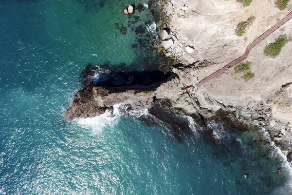 Bir deniz cliff, Fiolent, Crimea için önde gelen bir merdiven dron Üstten Görünüm