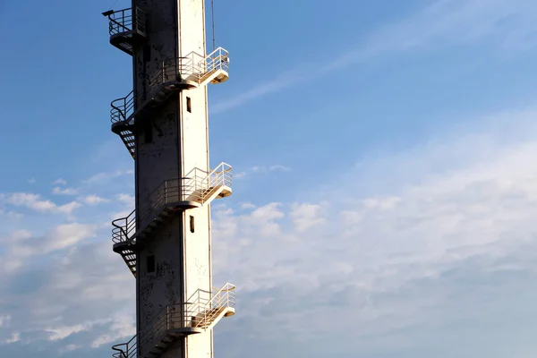 Beyaz ile mavi gökyüzüne karşı bir döner merdiven Kulesi