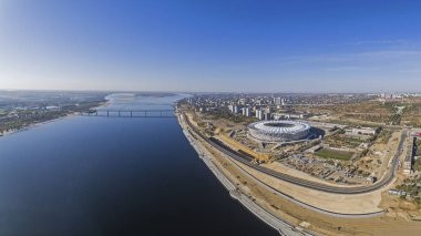 Volgograd, Rusya - 09 Ekim 2017. Volga Nehri panoramik bir görünümünü: sağ taraftan - şantiye futbol stadyumu için FIFA Dünya Kupası 2018 