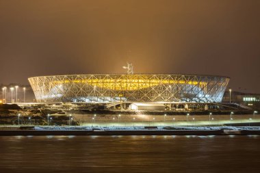 7 Mart, 2018 Volgograd, Rusya Federasyonu. Yeni futbol stadyumu Volgograd Arena gece, aydınlatılmış görünümü Volga Nehri'nin diğer taraftan. Anıt 