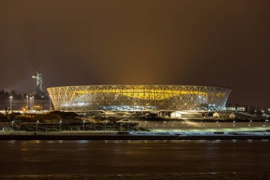 7 Mart, 2018 Volgograd, Rusya Federasyonu. Yeni futbol stadyumu Volgograd Arena gece, aydınlatılmış görünümü Volga Nehri'nin diğer taraftan. Anıt 