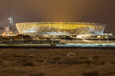 7 Mart, 2018 Volgograd, Rusya Federasyonu. Yeni futbol stadyumu Volgograd Arena gece, aydınlatılmış görünümü Volga Nehri'nin diğer taraftan. Anıt 