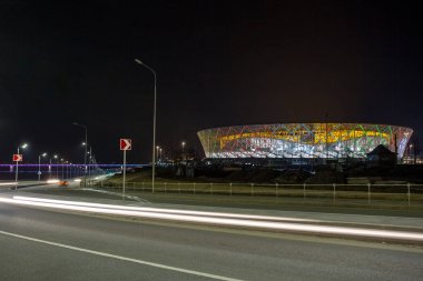 1 Nisan, 2018, Volgograd, Rusya Federasyonu. Işıklı Futbol Stadyumu Volgograd Arena FIFA Dünya Kupası 2018, yolun gece görünümünden setin Volga Nehri'nin üzerinde için hazır.