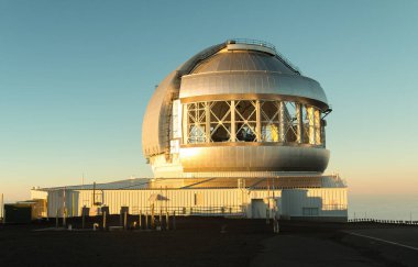 Gemini Gözlemevi yapısı gün batımında