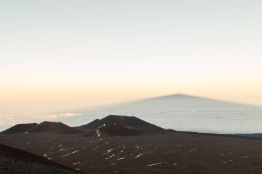 Mauna Kea gölge bulut katmanı üzerinde.