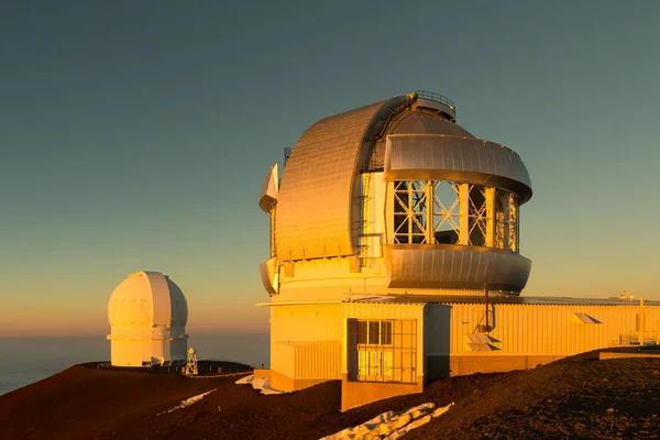 双子座和 Cfh 望远镜在日落时 — 图库照片
