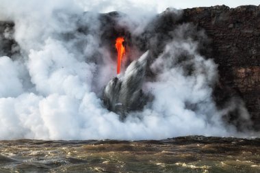 Hawaii denize girdiği lav yakın çekim
