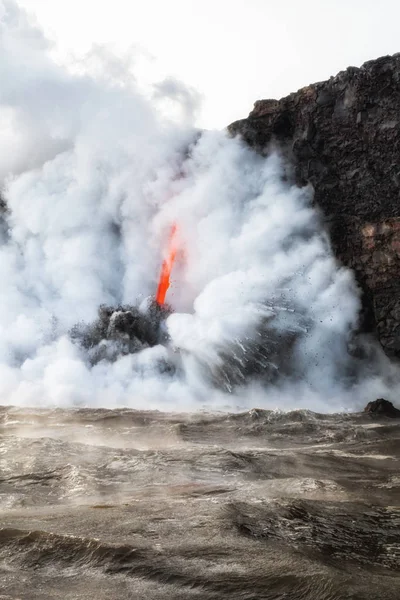 Lava fluindo para o oceano com vapor e fumaça — Fotografia de Stock