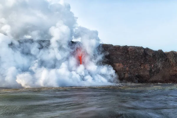 Hawaje Lava flow z vog aka gazów wulkanicznych — Zdjęcie stockowe