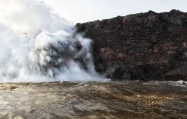 Grote as en debri explotion bij ingang van de lava Zoni — Stockfoto