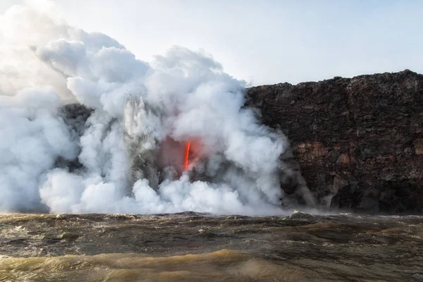Explosiones violentas de lava caliente entrando en agua fría —  Fotos de Stock