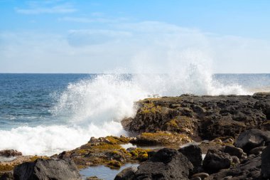 Gelgit havuzu beslenen sıçrama içinde yosun yetişir