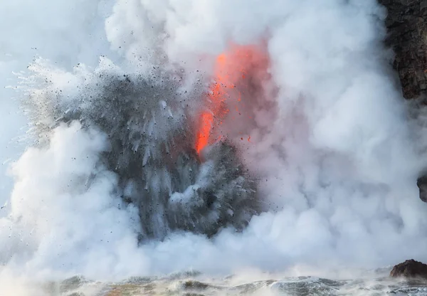 La lava explota al entrar en el agua de mar —  Fotos de Stock