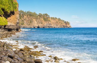 Hawaiian adasının kuzey kıyı şeridi engebeli kayalıklarla
