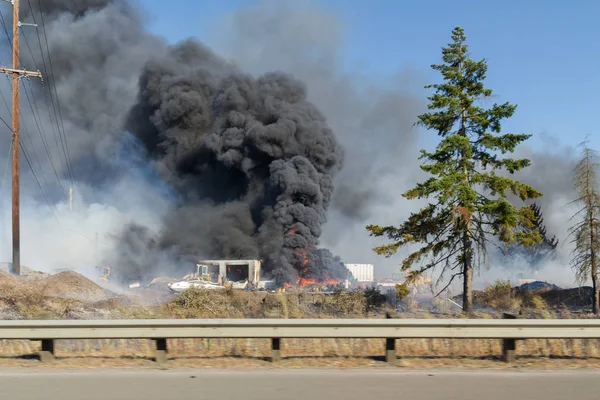 Humo negro de neumáticos en llamas Imagen De Stock