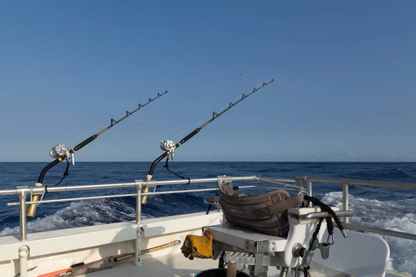 Equipo de pesca en alta mar y silla de barco — Foto de Stock