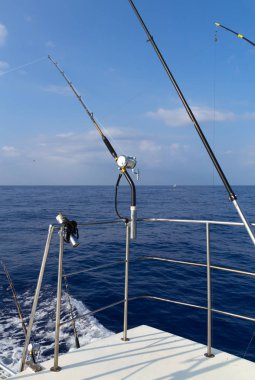 Balıkçılık çubuklar üst ve alt güverte tekne