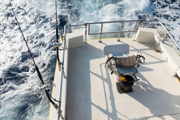 Cañas y carretes montados sobre raíl de barco Imagen De Stock